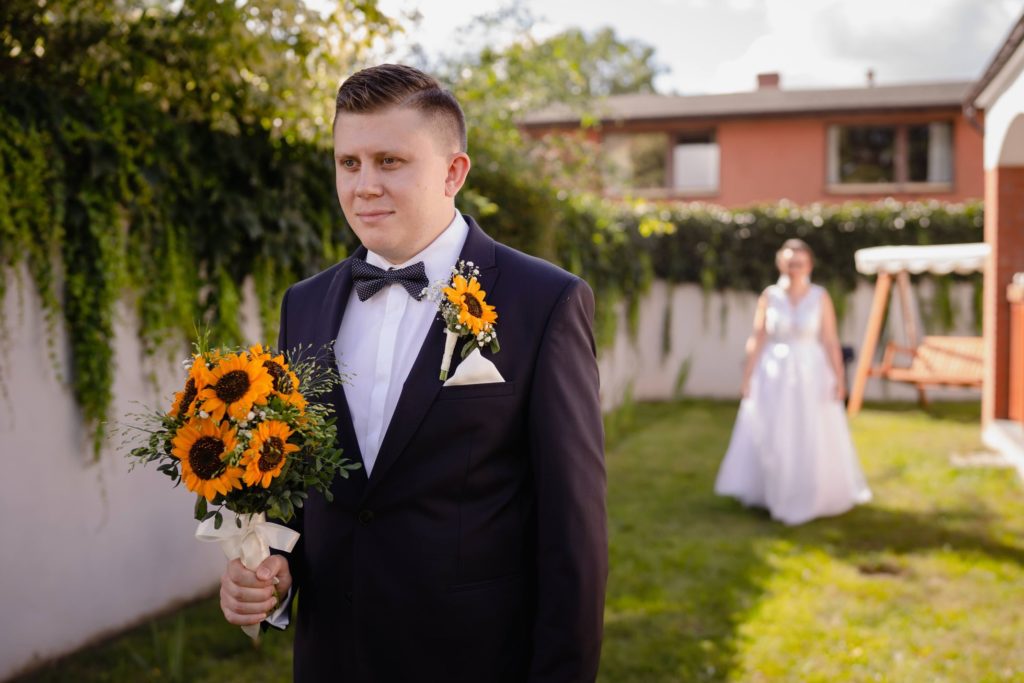 fotograf na wesele, fotografia ślubna Słupsk, Sławno, Koszalin, Barbara Rompska, pan młody, słoneczniki, para młoda, first look