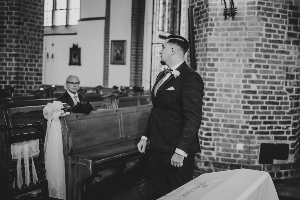 ślub w Świdwinie, zdjęcia ślubne, Barbara Rompska, zachodniopomorskie, Kościół pw. MB Nieustającej Pomocy , fotograf na wesele, para młoda, 