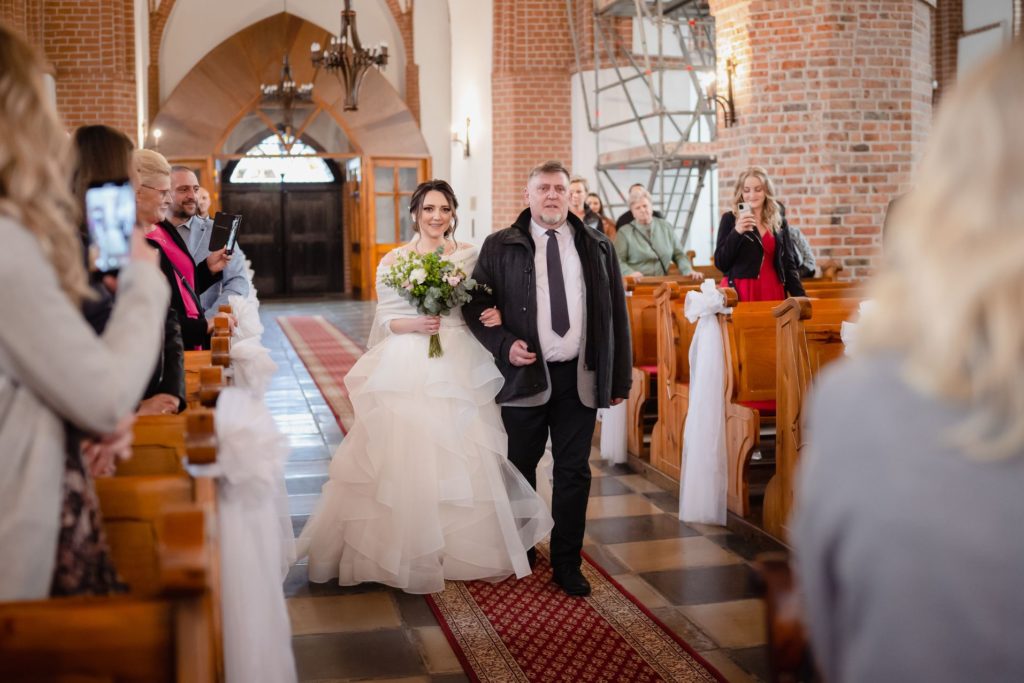 ślub w Świdwinie, zdjęcia ślubne, Barbara Rompska, zachodniopomorskie, Kościół pw. MB Nieustającej Pomocy , fotograf na wesele, para młoda, 