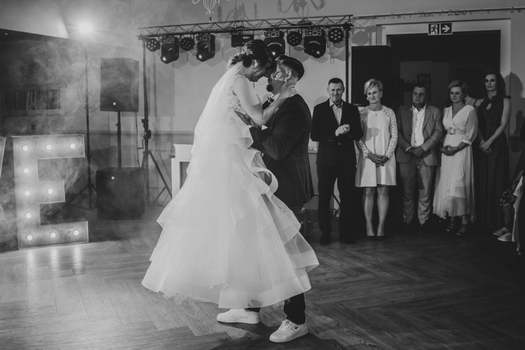 fotograf na wesele, fotografia ślubna, Barbara Rompska, zachodniopomorskie,  sala weselna Bukowiec, Świdwin, pierwszy taniec