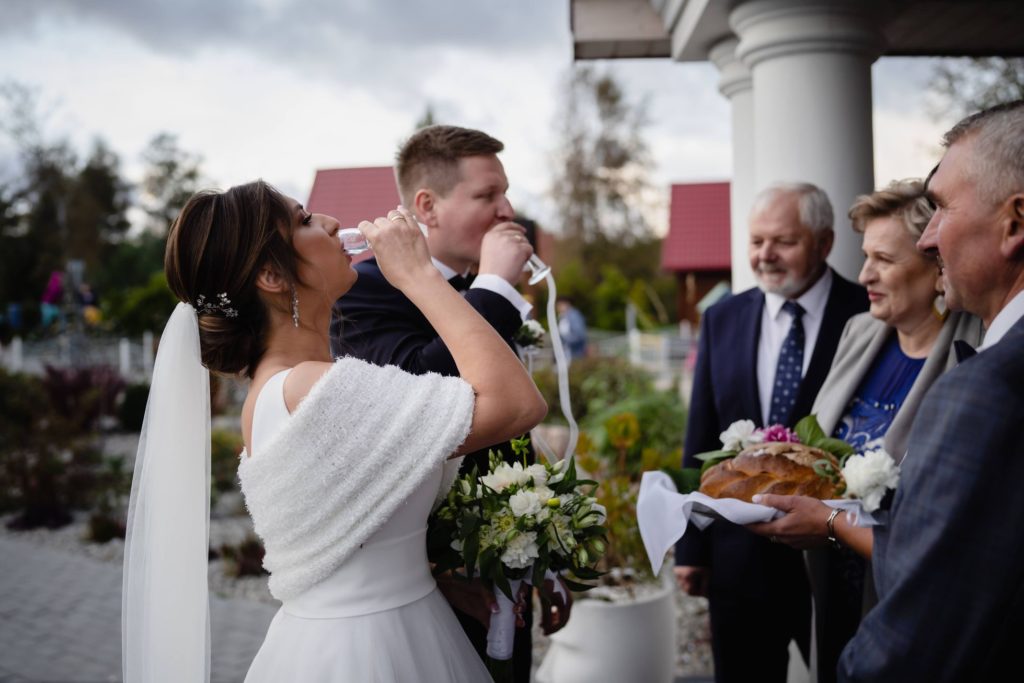 wesele w Dąbkach, Bursztyn SPA & Wellness, fotograf ślubny, Koszalin, Rompska Fotografia,wejście, chleb i sól, powitanie