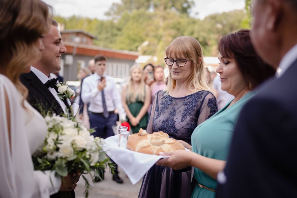 wesele w Słupsku, fotografia ślubna, Barbara Rompska, Koszalin, sala weselna Młyn, powitanie