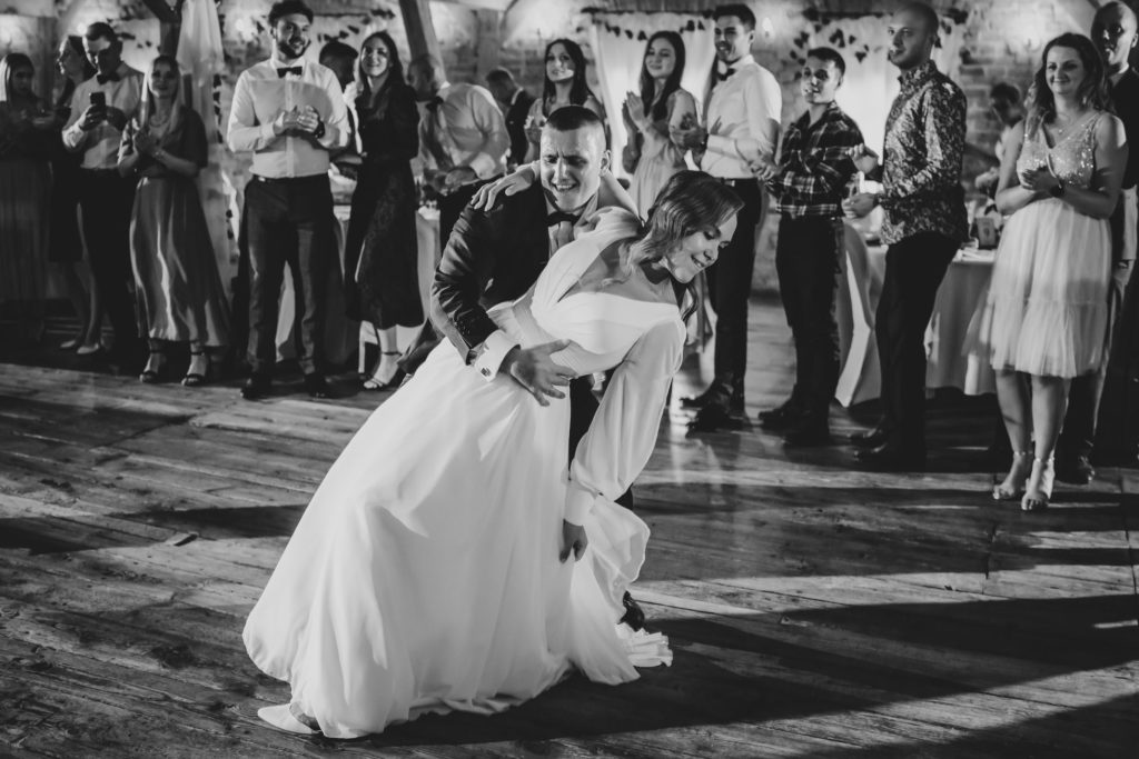 wesele w Słupsku, fotografia ślubna, Barbara Rompska, Koszalin, sala weselna Młyn, pierwszy taniec, para młoda