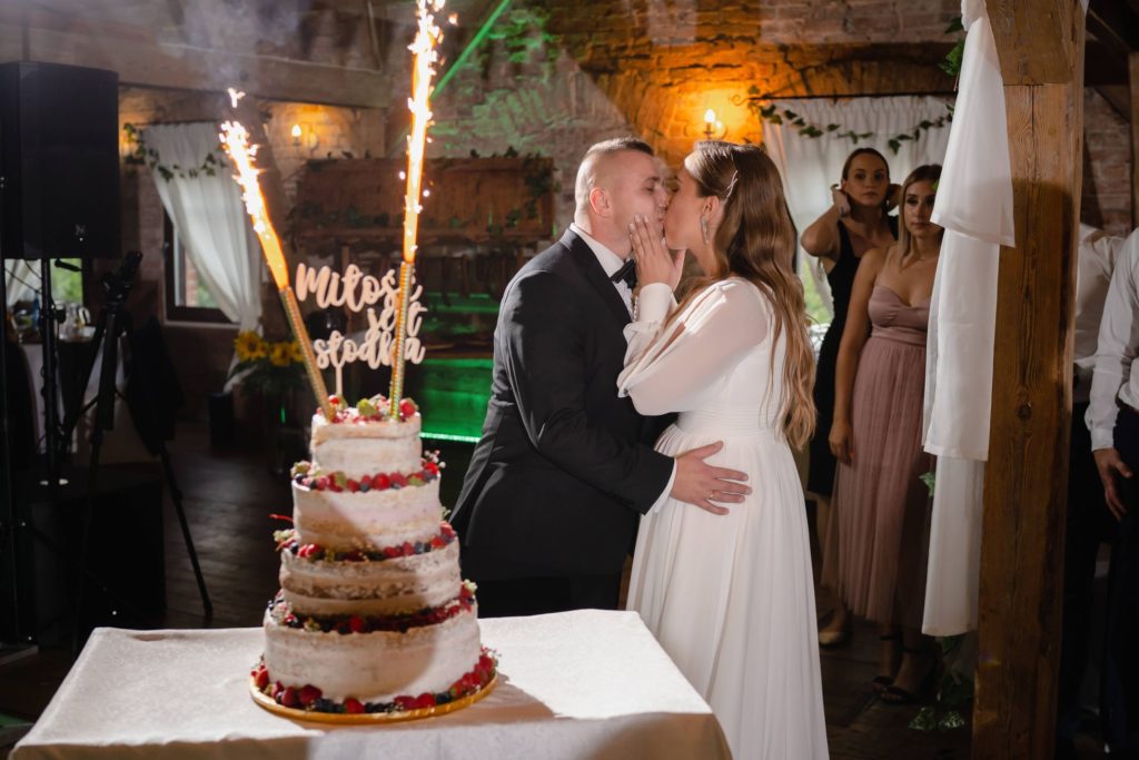 wesele w Słupsku, fotografia ślubna, Barbara Rompska, Koszalin, sala weselna Młyn, tort, topper, para młoda