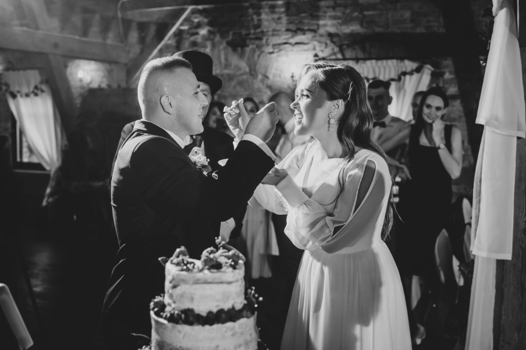 wesele w Słupsku, fotografia ślubna, Barbara Rompska, Koszalin, sala weselna Młyn, tort, para młoda