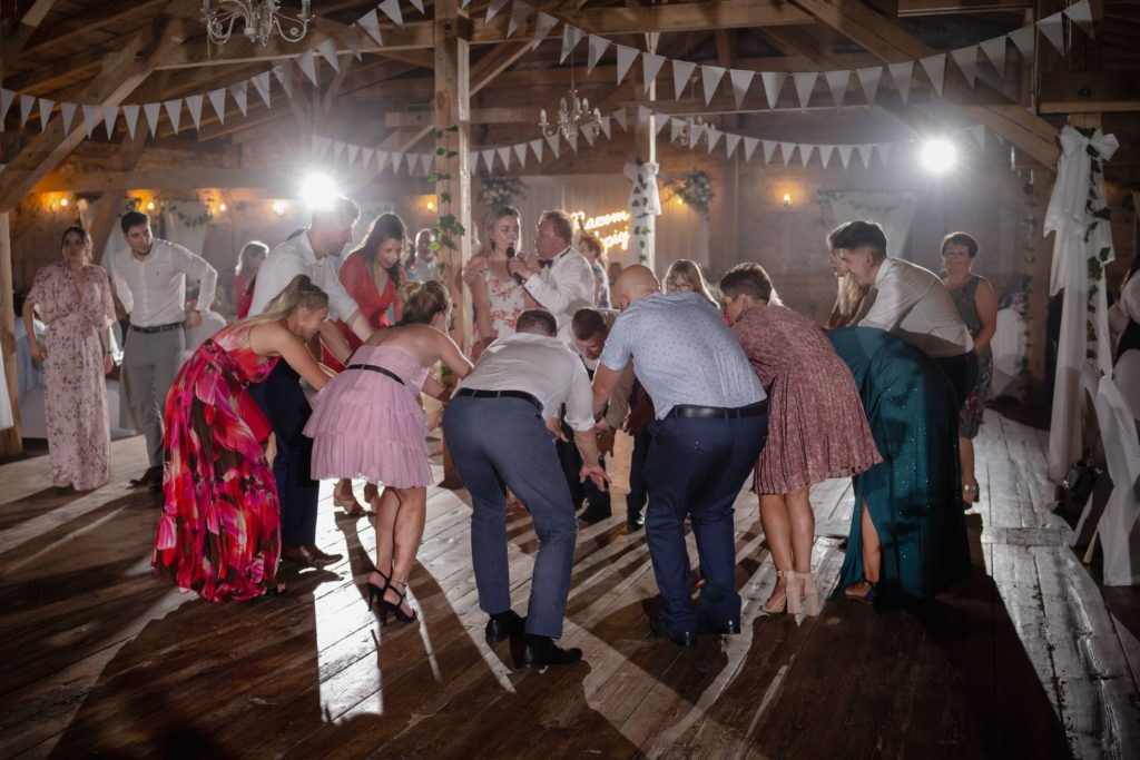 wesele w Słupsku, fotografia ślubna, Barbara Rompska, Koszalin, sala weselna Młyn, taniec, goście
