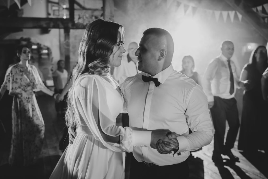 wesele w Słupsku, fotografia ślubna, Barbara Rompska, Koszalin, sala weselna Młyn, para młoda, taniec