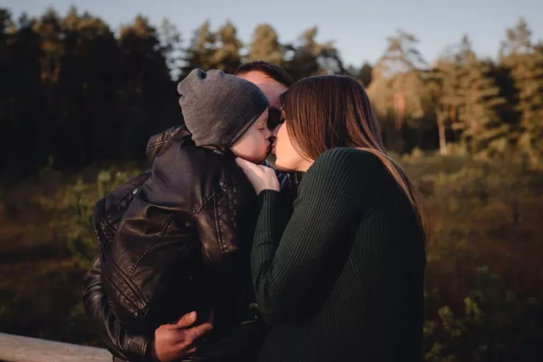 Rodzinna sesja ciążowa w lesie koło Koszalina – zdjęcie 9