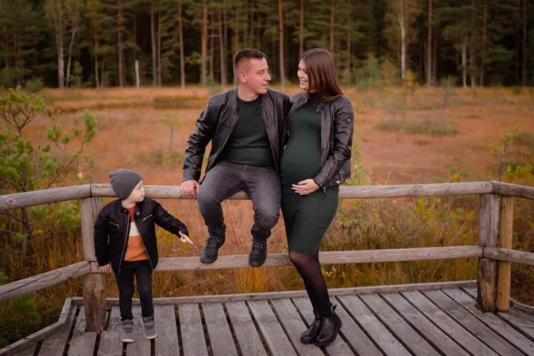 Rodzinna sesja ciążowa w lesie koło Koszalina – zdjęcie 14