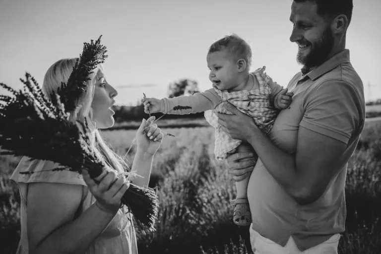Radosna sesja rodzinna na polu lawendowym – zdjęcie 28