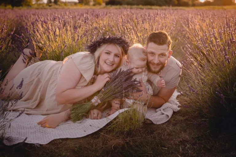 Radosna sesja rodzinna na polu lawendowym – zdjęcie 4