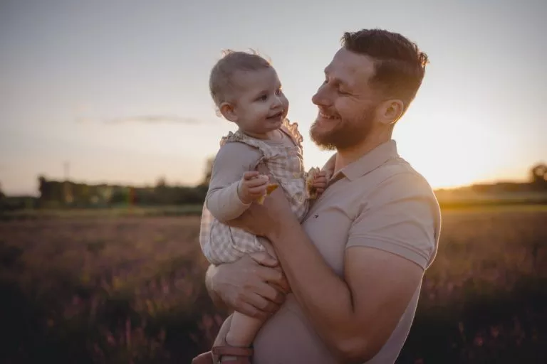 Radosna sesja rodzinna na polu lawendowym – zdjęcie 14