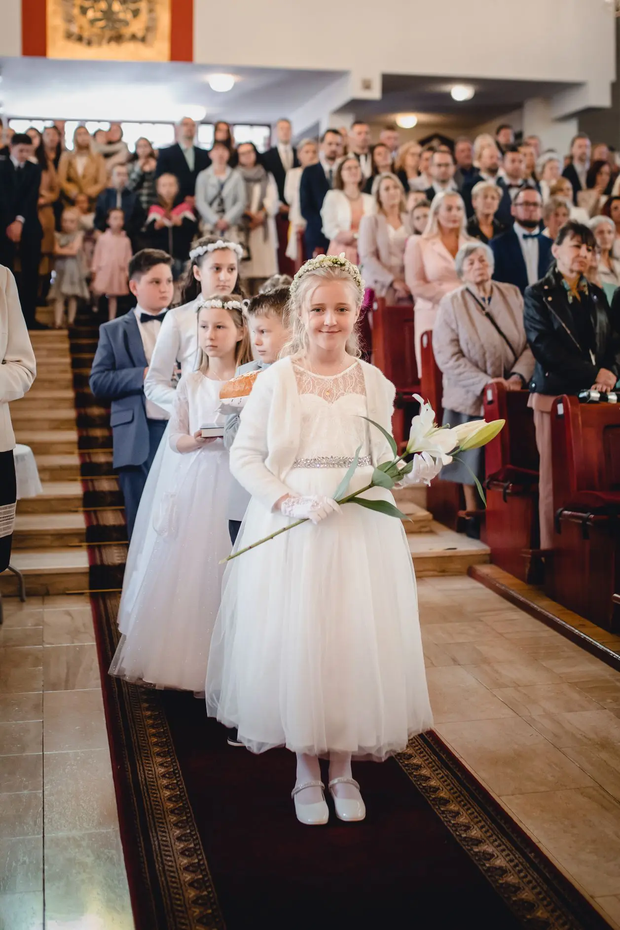 Dzieci niosące dary podczas Pierwszej Komunii Świętej