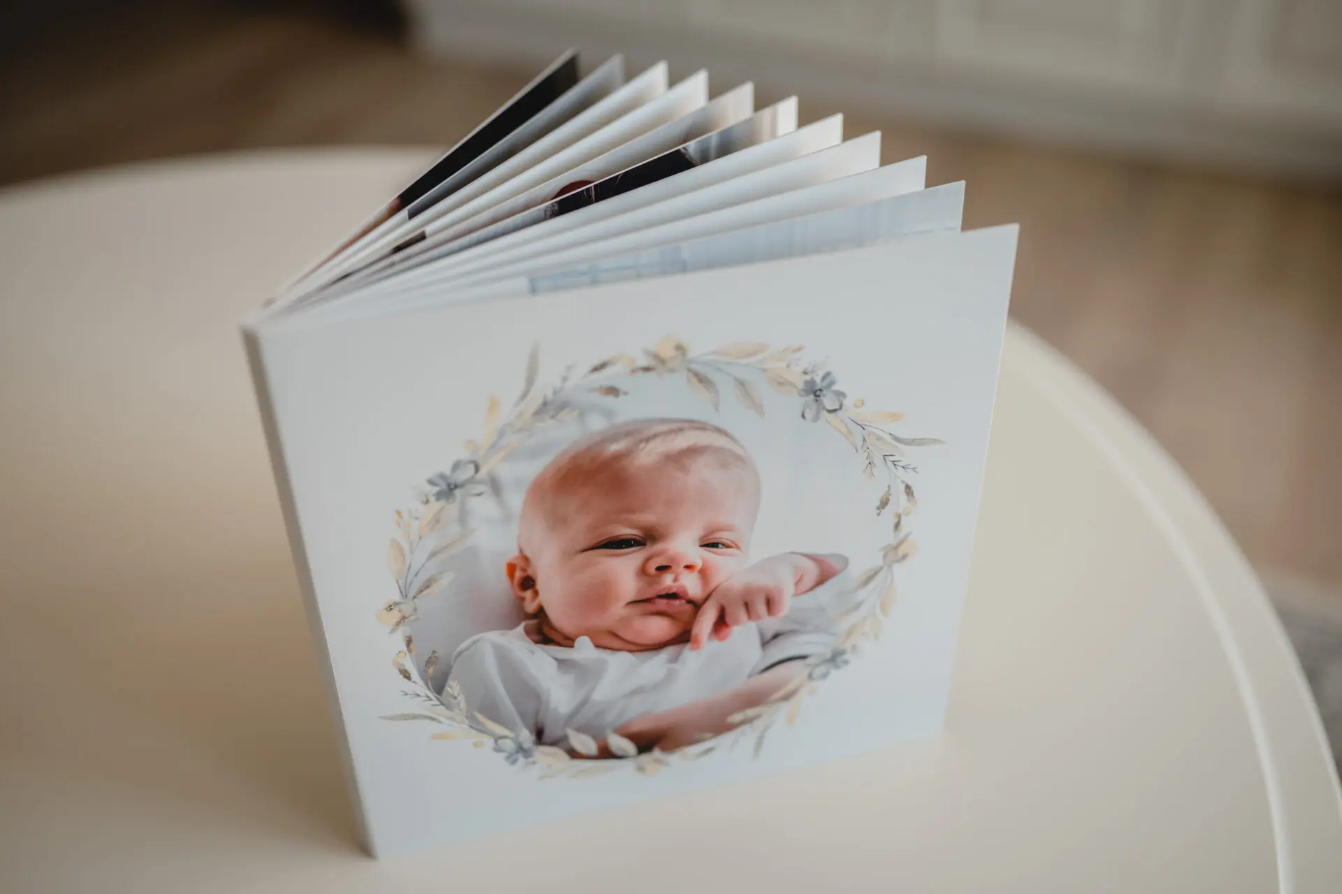 Elegancki album fotograficzny jako pamiątka dla dziadków lub chrzestnych