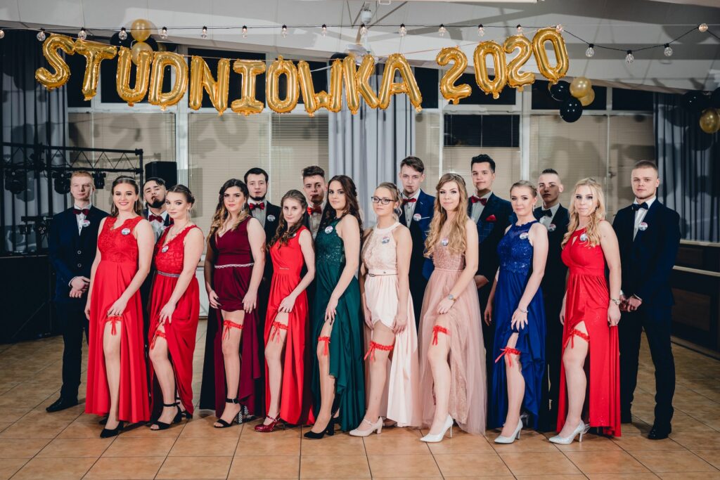 zdjęcie grupowe Studniówka Kamień Pomorski, polonez Fotograf na studniówkę Koszalin, Sławno , Kołobrzeg Barbara Rompska