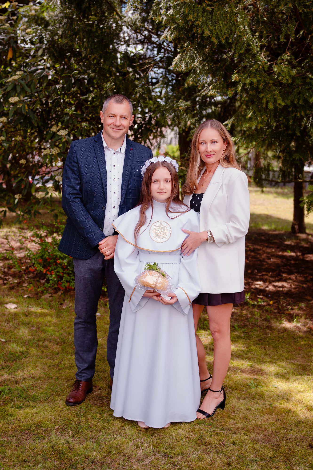 Pamiątkowe zdjęcie rodzinne wykonane po mszy