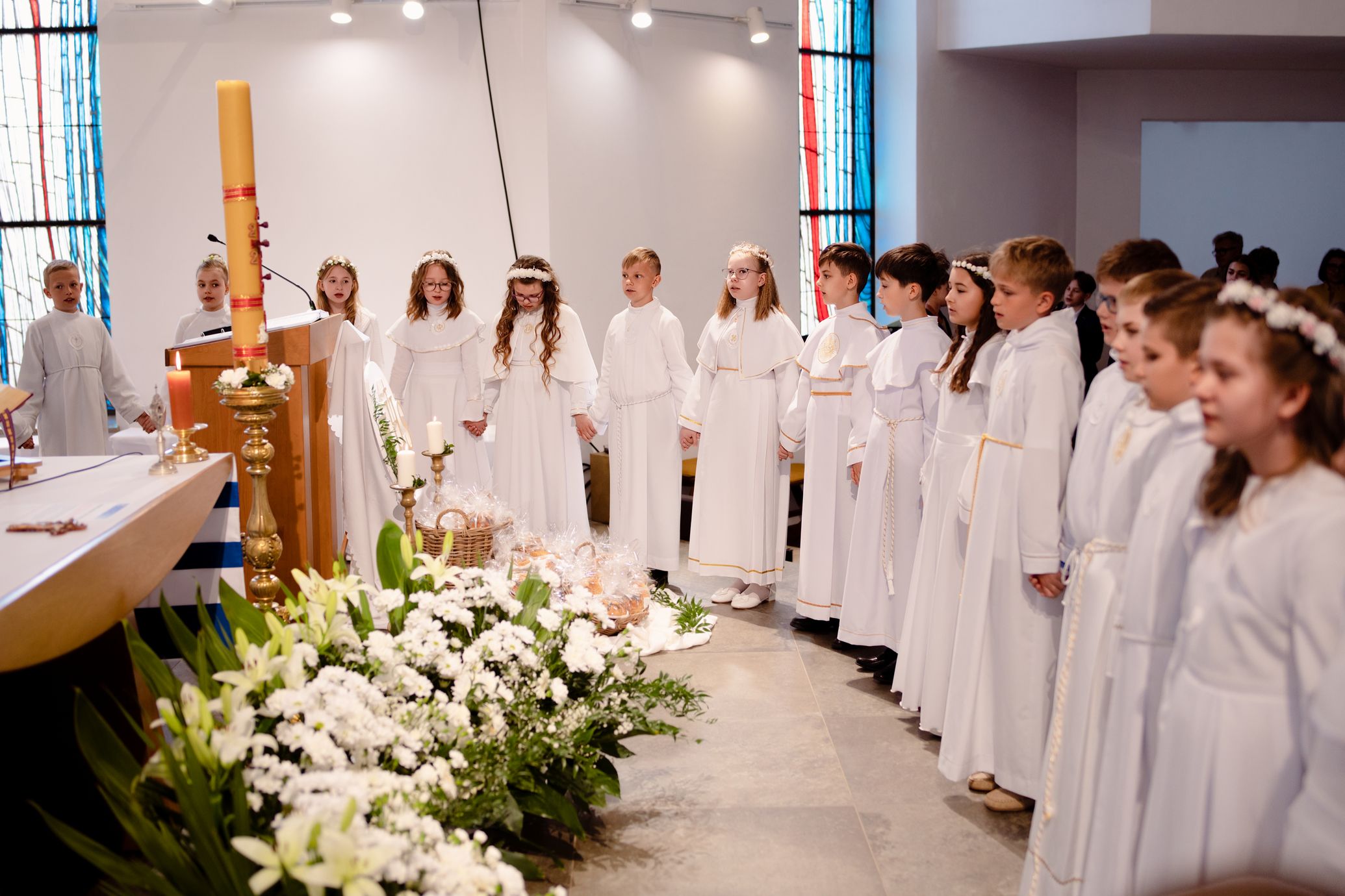 Dzieci uczestniczące w uroczystości komunijnej