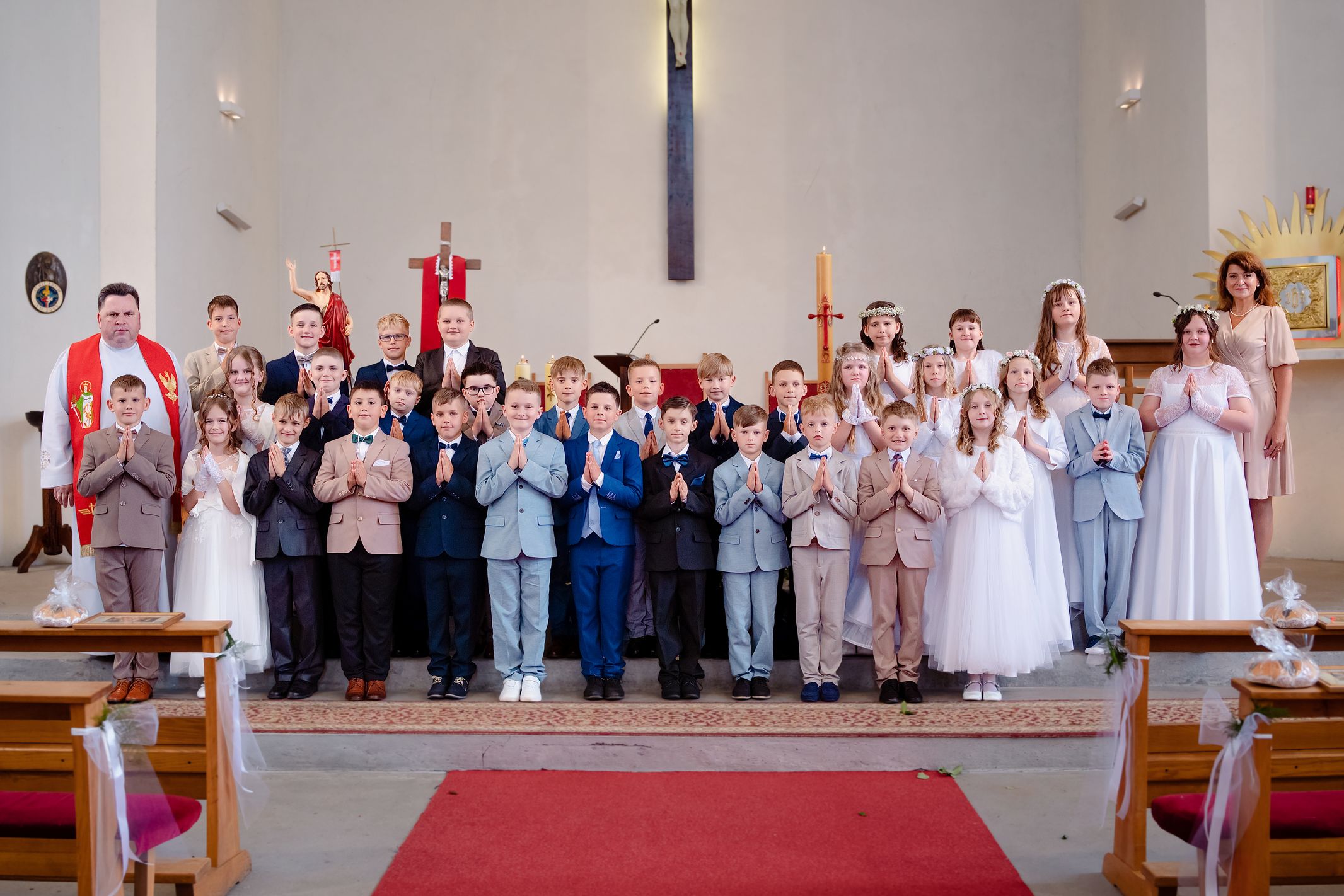 Zdjęcie grupowe wykonane podczas uroczystości komunijnej