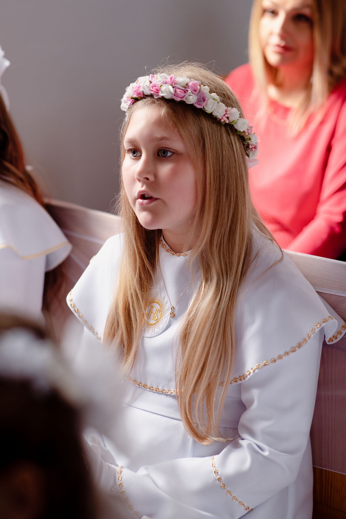Elegancki portret komunijny wykonany we wnętrzu kościoła