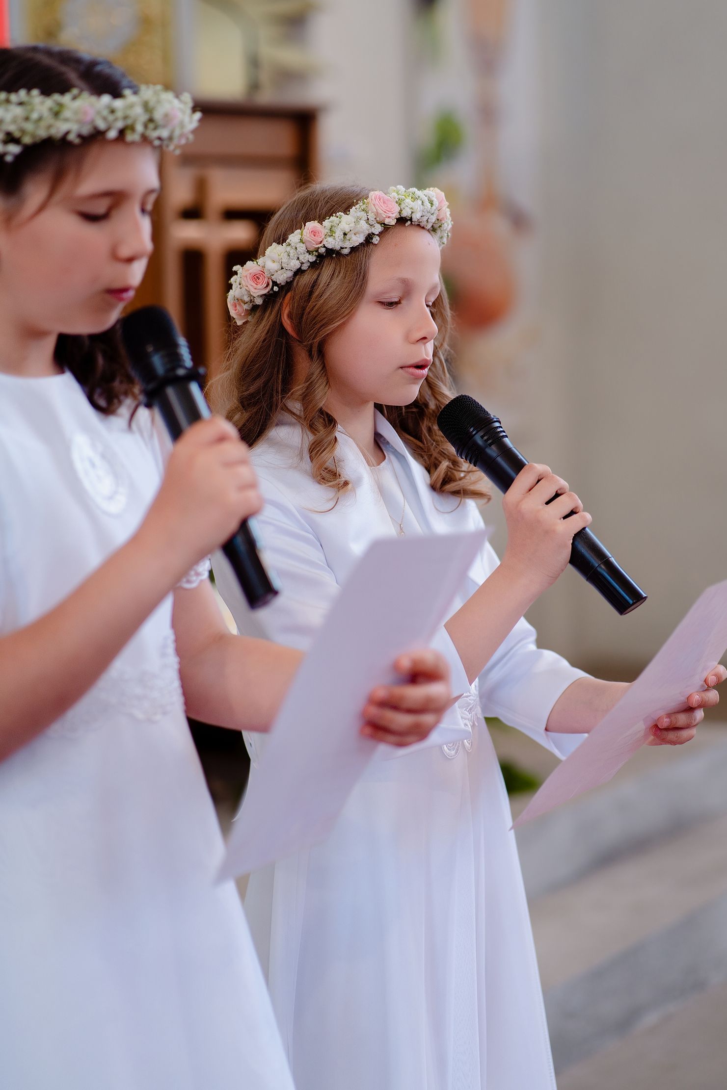 Dziecko uczestniczące w niesieniu darów podczas mszy
