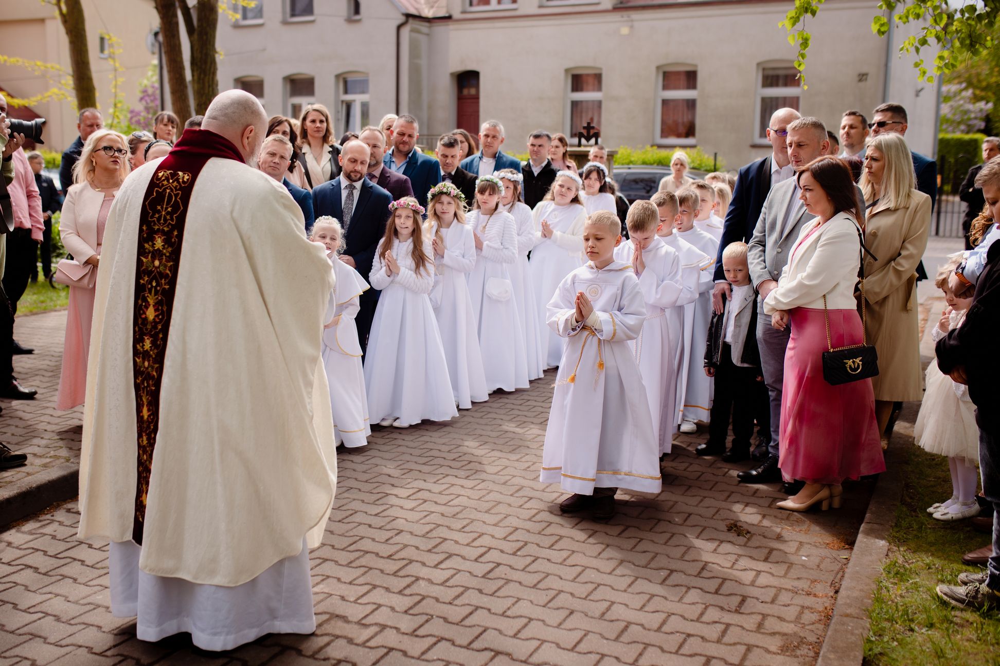 Dzieci przygotowujące się do rozpoczęcia uroczystości komunijnej